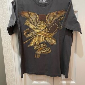 Gildan Gray Eagle Graphic T-Shirt DUTY HONOR COUNTRY.

A bit worn out!